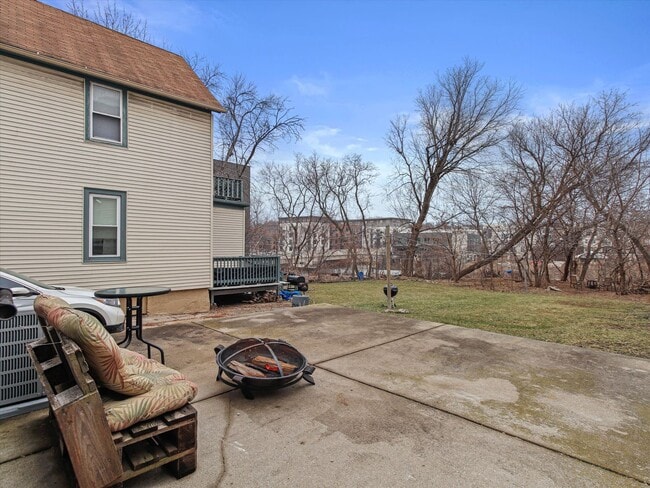 Building Photo - Updated 3 Bed / 1 Bath Duplex — Lower East Side Milwaukee