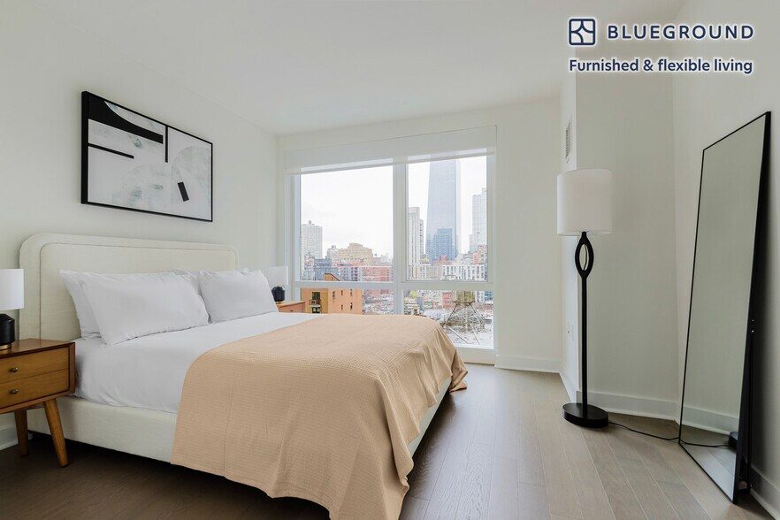 Building Photo - 450 W 42nd St