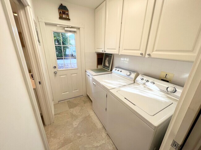 Building Photo - 2913 E Community Dr