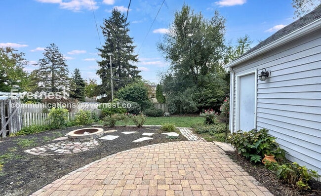 Building Photo - 887 W 10th Ave