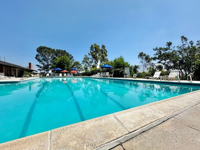 Building Photo - 3 Bedroom Townhome near USD!! Parking + La...