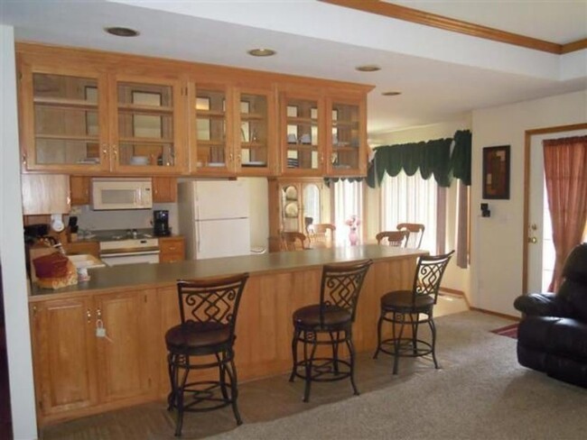 Building Photo - 2000+ sq ft, 3-4 bed, 2 bath, 2 car garage...