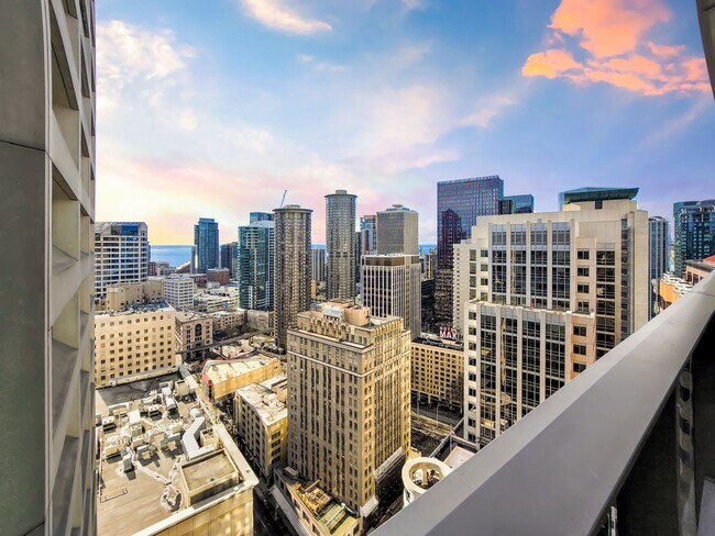 Building Photo - 25th West facing luxury unit located top of Hyatt Hotel!