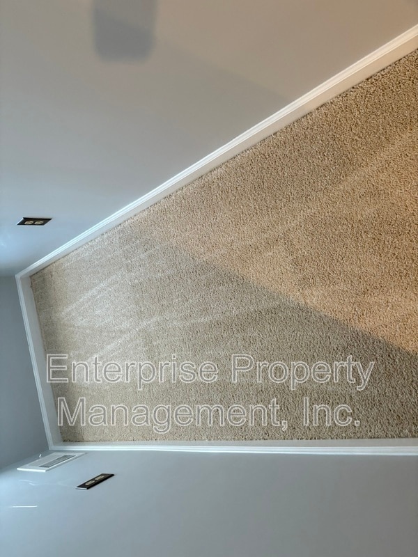 Building Photo - 535 Fox Run Ln