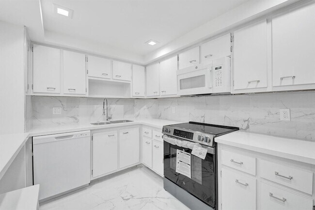 Building Photo - 3800 N Hills Dr