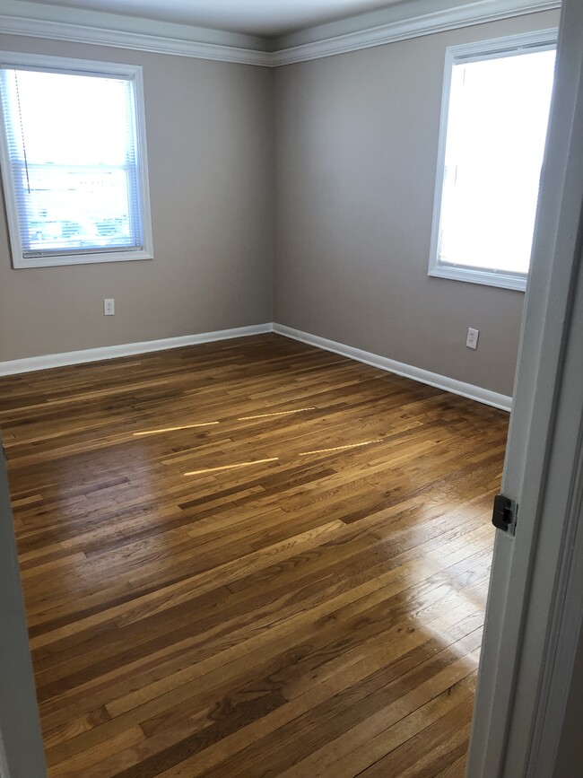 Building Photo - $1,950 / 3br - 1600ft2 - Recently Renovate...
