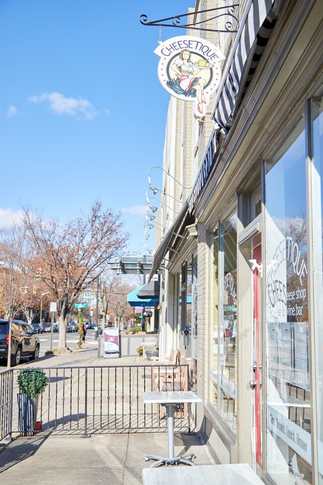 Building Photo - 2415 Mt Vernon Ave