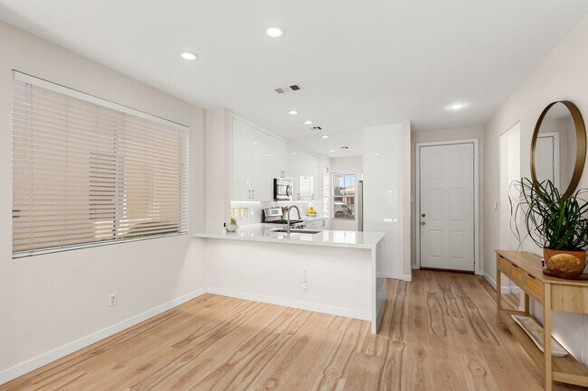 Building Photo - Beautifully Updated 3 Bedroom Southeast Ve...
