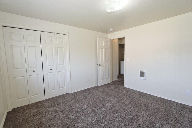 Building Photo - 6734 W Clinton Ln