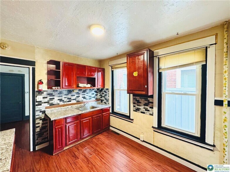 Building Photo - 637 N Penn St