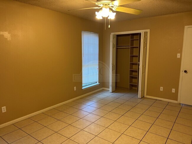Building Photo - 2404 Carnation Dr