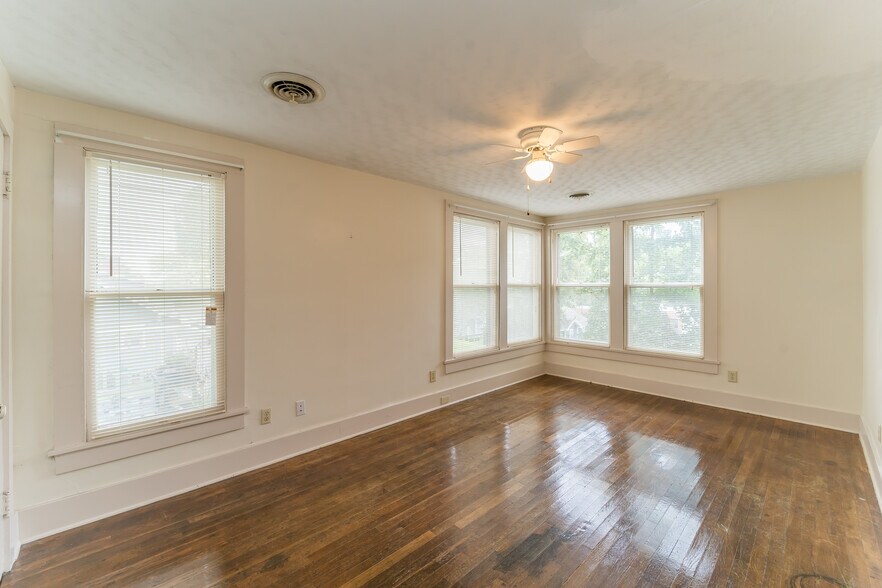 Building Photo - 710 Phillips Ave