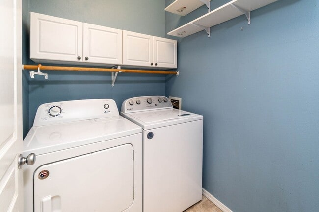 Building Photo - Welcome Home to Comfortable Bend Living