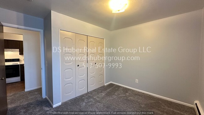 Building Photo - Lower level apartment - 2 bed 1 bath in La...