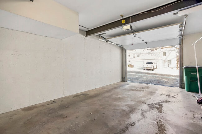 Building Photo - Iris KC Pad