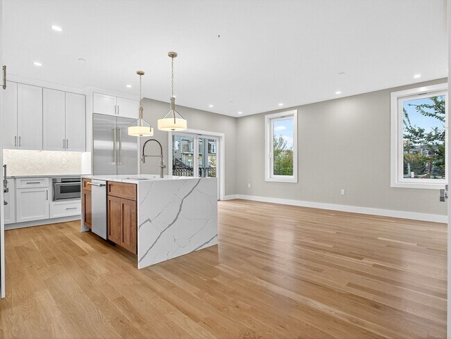 Building Photo - 551 E 7th St