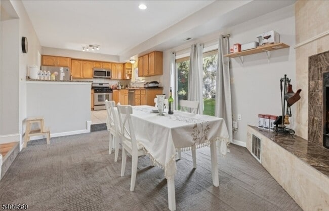 Building Photo - 360 Cotswold Pl