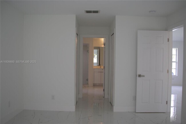 Building Photo - 1716 NE 6th Pl