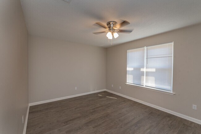 Building Photo - 2937 Dahlia Dr
