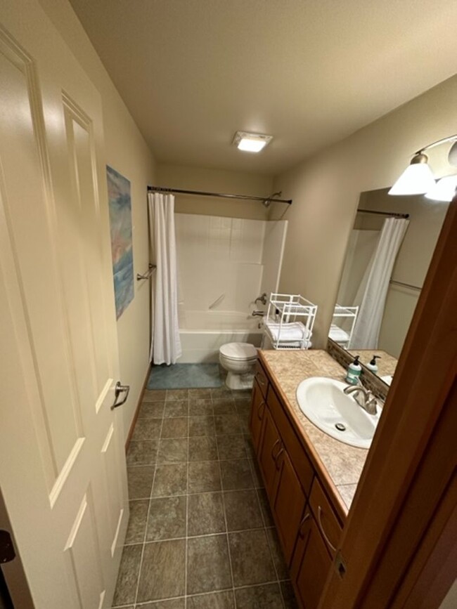 Building Photo - Location Location Location! This huge 3bd ...