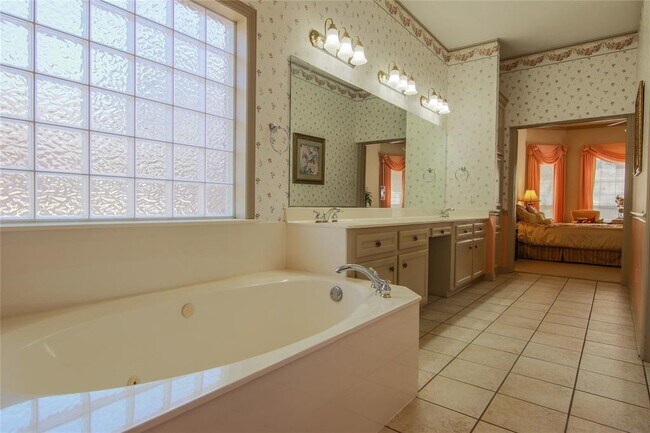 Building Photo - 2 Robin Trail