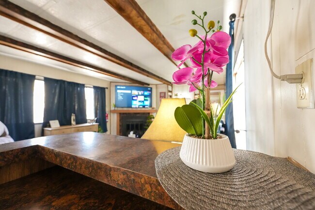 Building Photo - Stylish & Spacious 2-Bedroom Mobile Home