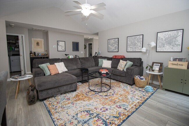 Building Photo - Spacious 3BR in Myers Creek – Fenced Yard, Workshop w/ Electricity & Bright Open Living!