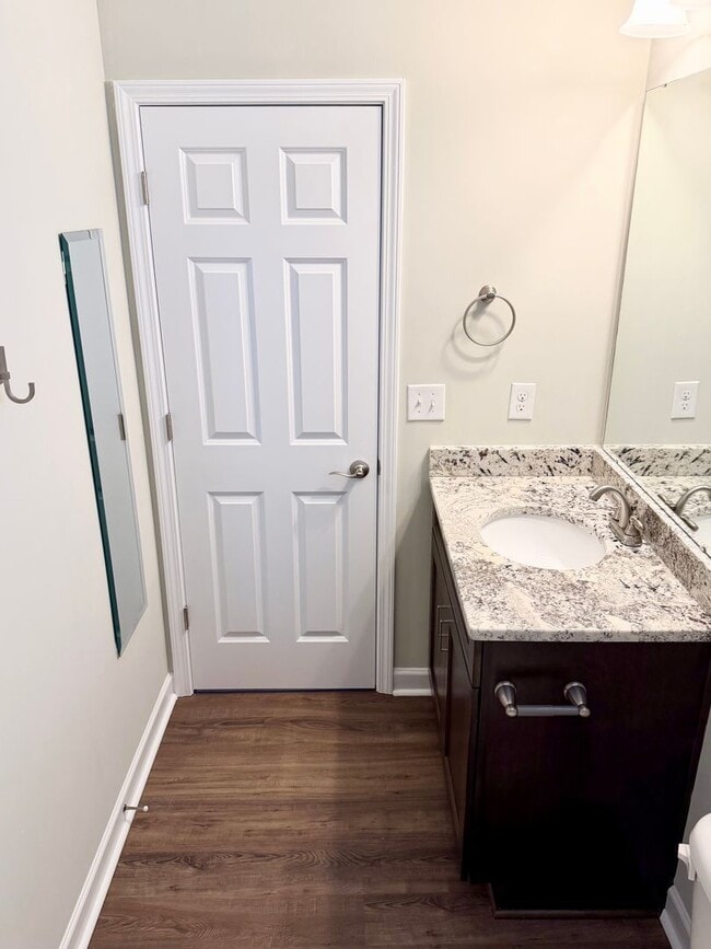 Building Photo - Upscale Townhome in Market Common! MOVE-IN READY!