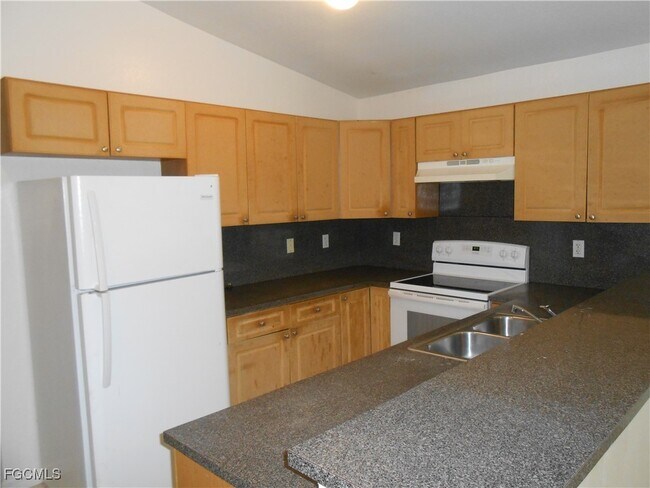 Building Photo - 4944 Golfview Blvd