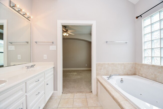 Building Photo - 3715 Main Plaza Dr