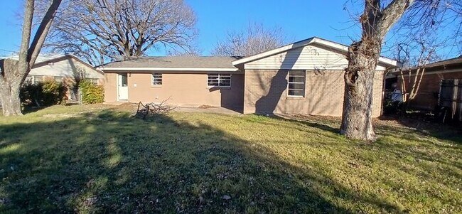 Building Photo - Fully Renovated Benbrook Beauty