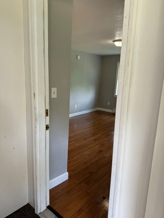 Building Photo - One bedroom Southwick Ma U-11