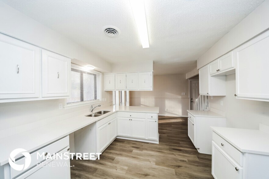 Building Photo - 3453 Cloudland Dr