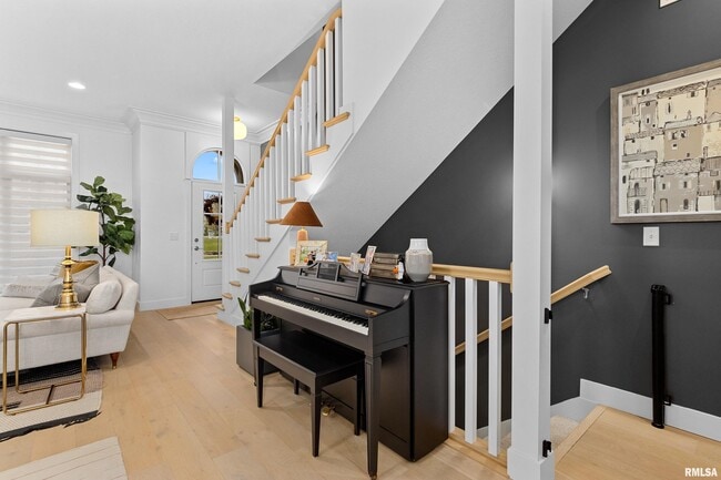 Building Photo - 824 W Moss Ave