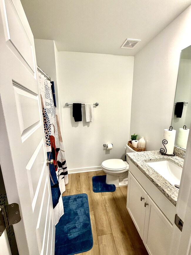 Building Photo - Luxury Townhome