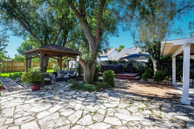 Building Photo - 14810 Charlmont Dr