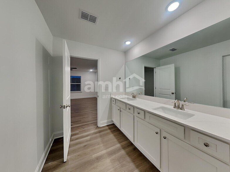 Building Photo - 1674 Soapstone Rd