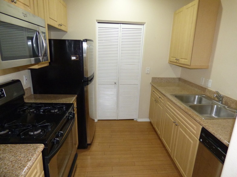 Building Photo - 2429 WATERMARKE Pl