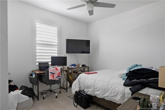 Building Photo - 1550 NE Skyhigh Ter