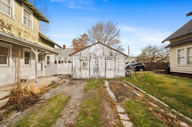 Building Photo - 731 W Knox Ave