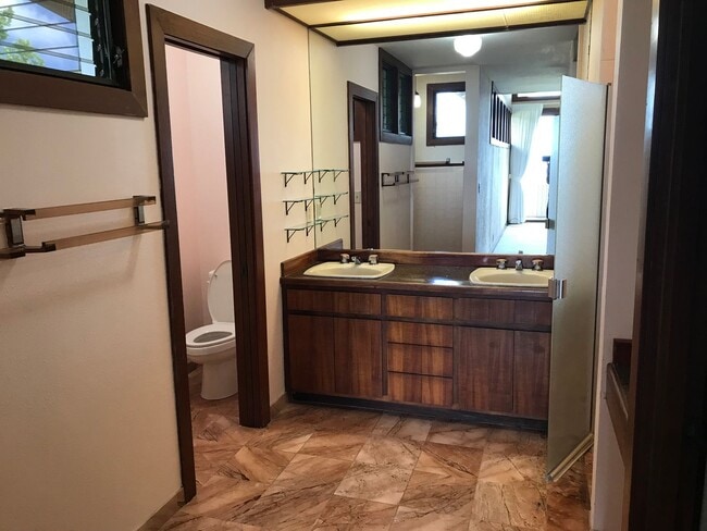 Building Photo - Waialae Iki, large family home 4 bedroom, ...