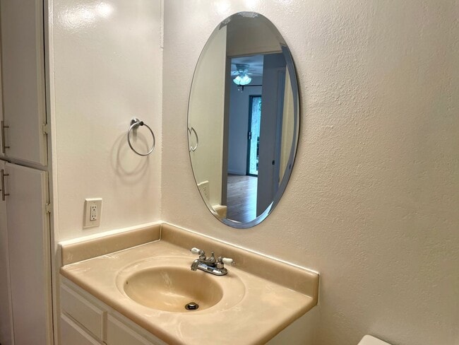 Building Photo - Beautiful 1 Bed/1 Bath Condo Apartment with Private Patio, Hardwood Flooring, Pool, and AC