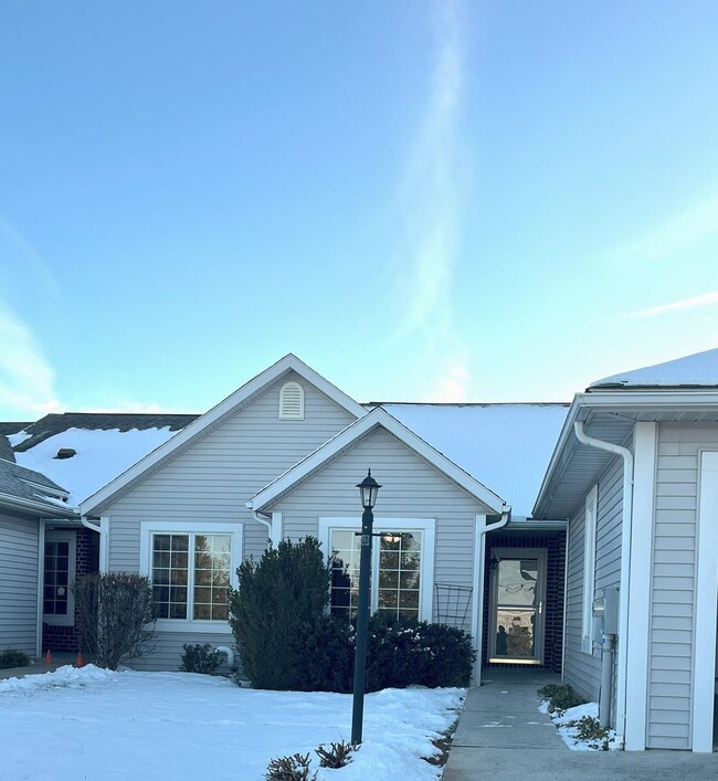 Building Photo - Gorgeous 3-bedroom, 3 full-bath townhouse