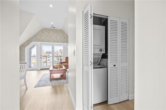 Building Photo - 580 Thames St