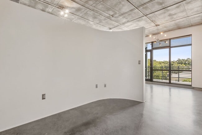 Building Photo - Loft Condo in Downtown Orlando