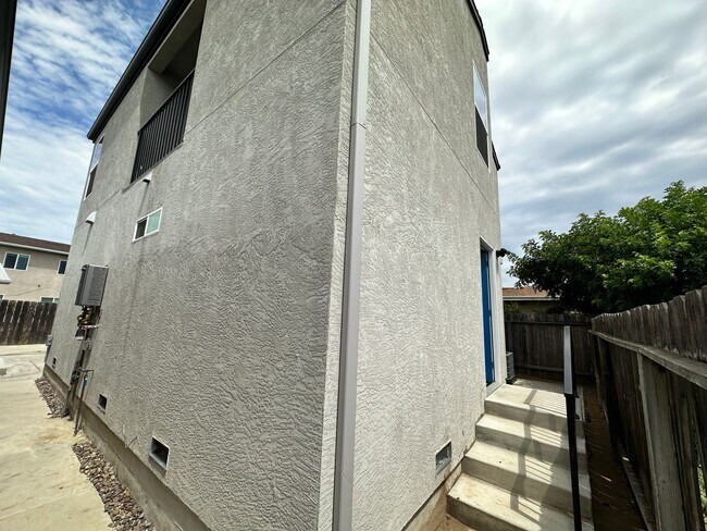 Building Photo - 5119 E Falls View Dr