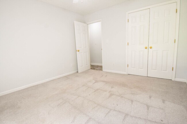Building Photo - 3 Bedroom 2.5 Bathroom with a Bonus: Small...