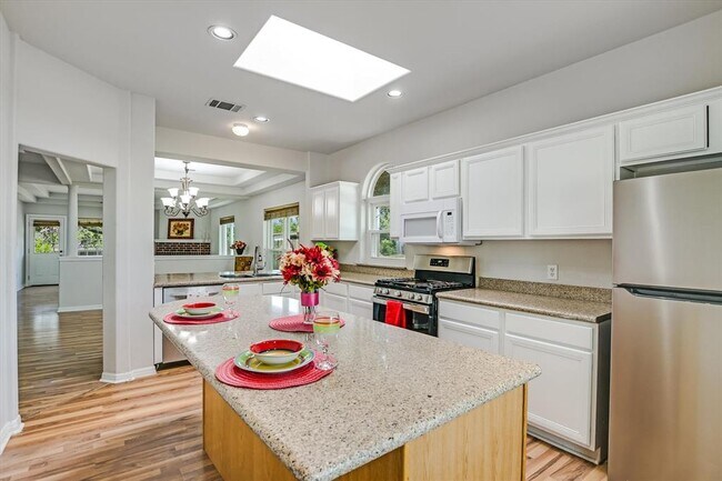 Building Photo - 2101 Chaparral Dr