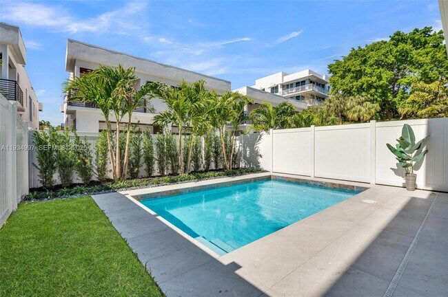 Building Photo - 921 NE 17th Terrace