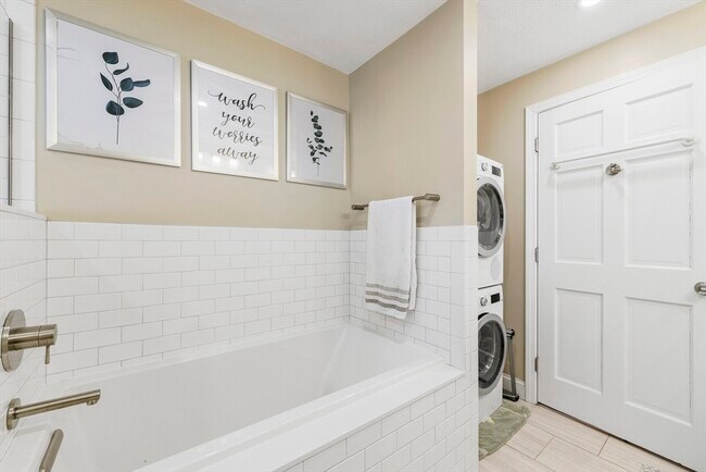 Building Photo - 1045 Washington St